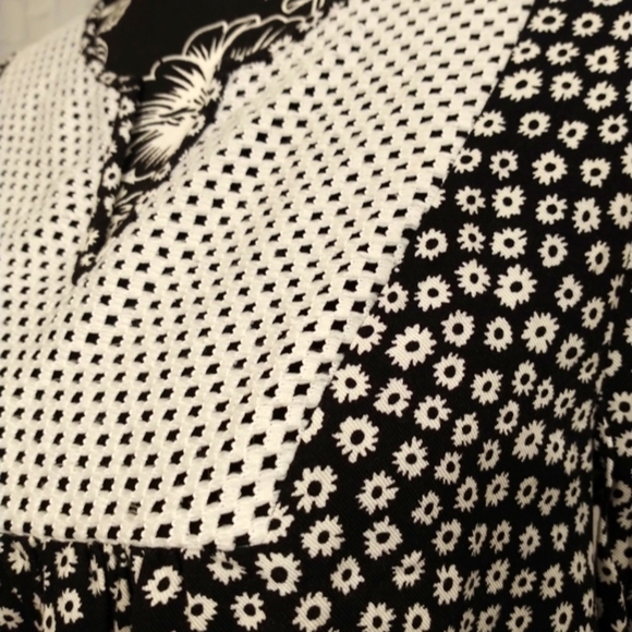 Kensie Black White Floral Peasant Blouse Size Small - Picture 2 of 5